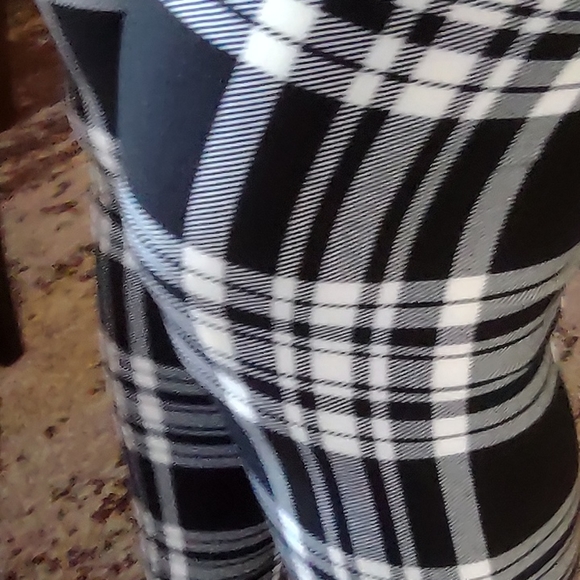 New Plaid Leggings 13-14 however tag says Large Soft, Stylish compress to - Picture 9 of 14